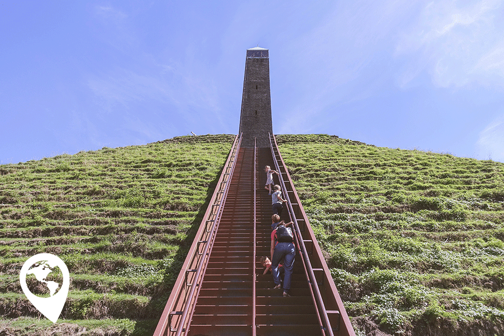 Pyramide-van-Austerlitz-beklimmen-met-kinderen
