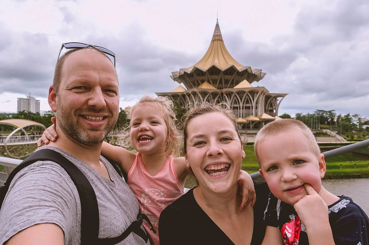 Qizning mushukini oching Qizning mushukini oching