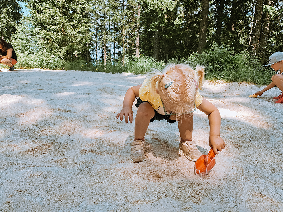 Schatzoeken tijdens de wandeling bij Toni’s Almspielplatz