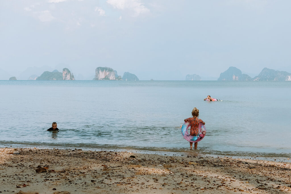 Kinderen spelen op het strand van Koh Yao Noi, Thailand