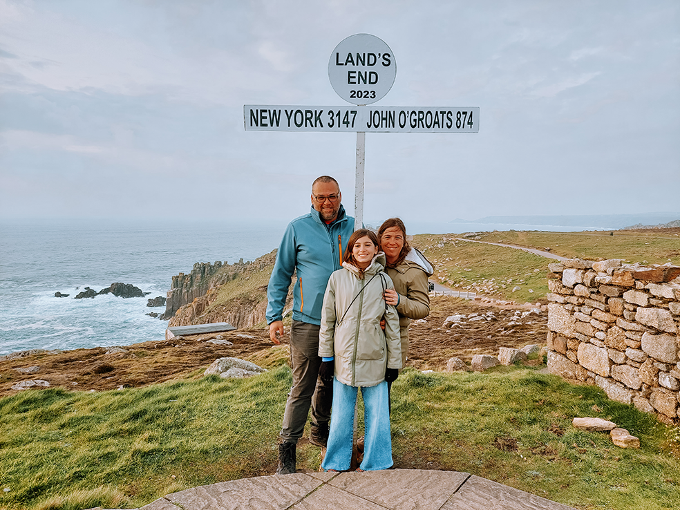 Familiefoto bij het bord van Land's End