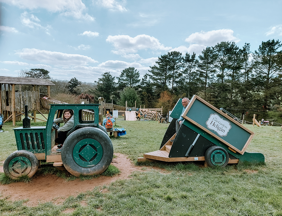 Kinderen vermaken zich in de speeltuin bij Lost Gardens of Heligan
