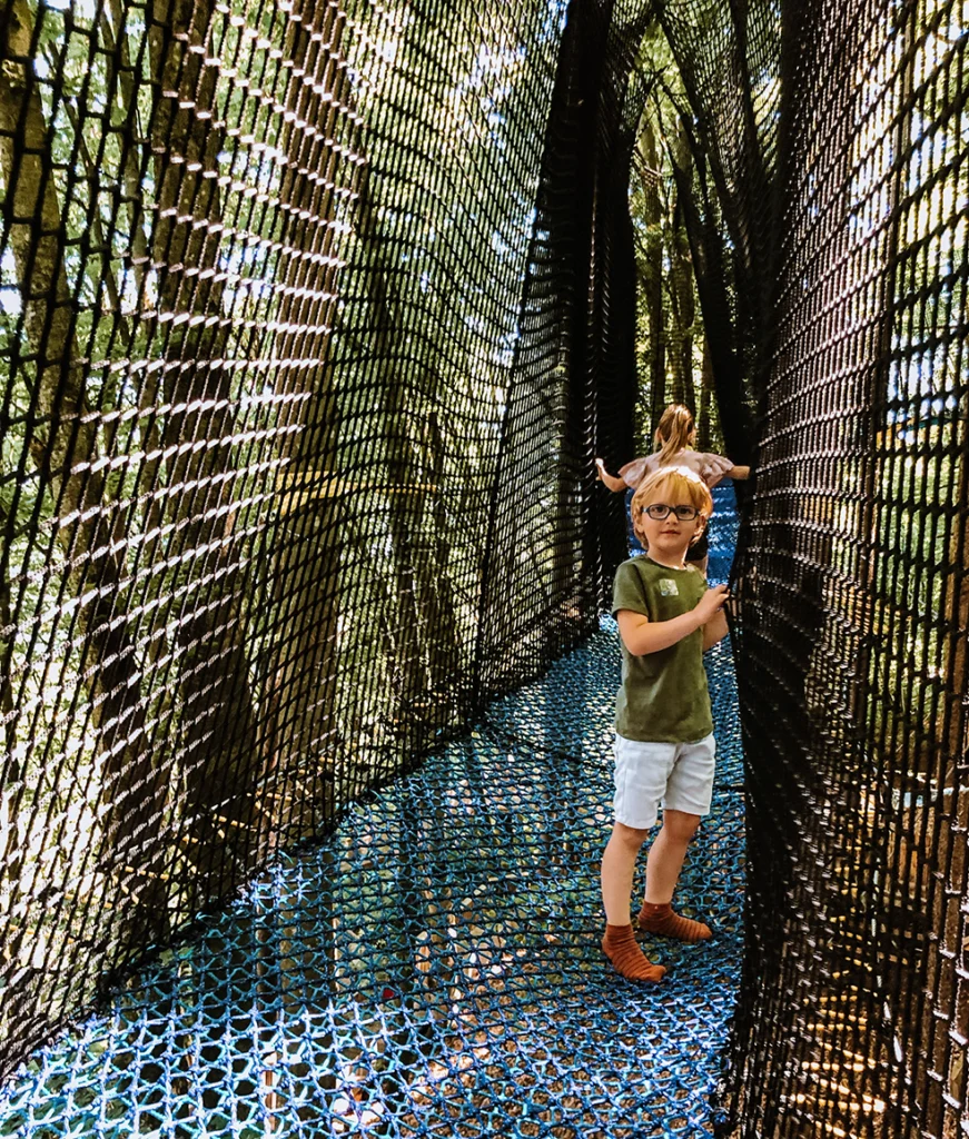 Kind klimt in de netten van Treenets in Nockberg