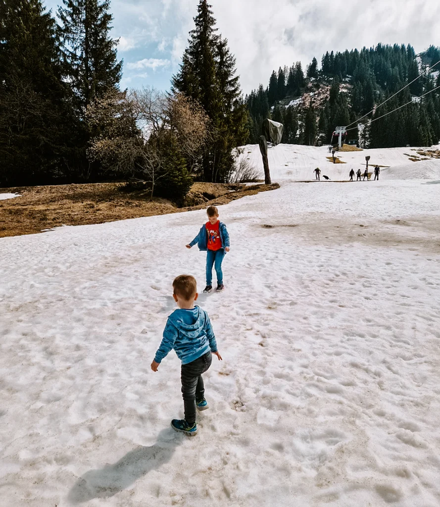 In de sneeuw spelen bij Söllereckbahn in Oberstdorf