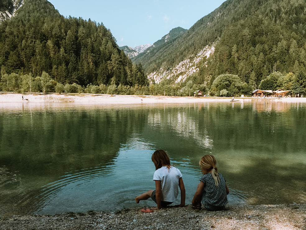 Pootjebaden bij het meer Vasna in Triglav Nationaal Park