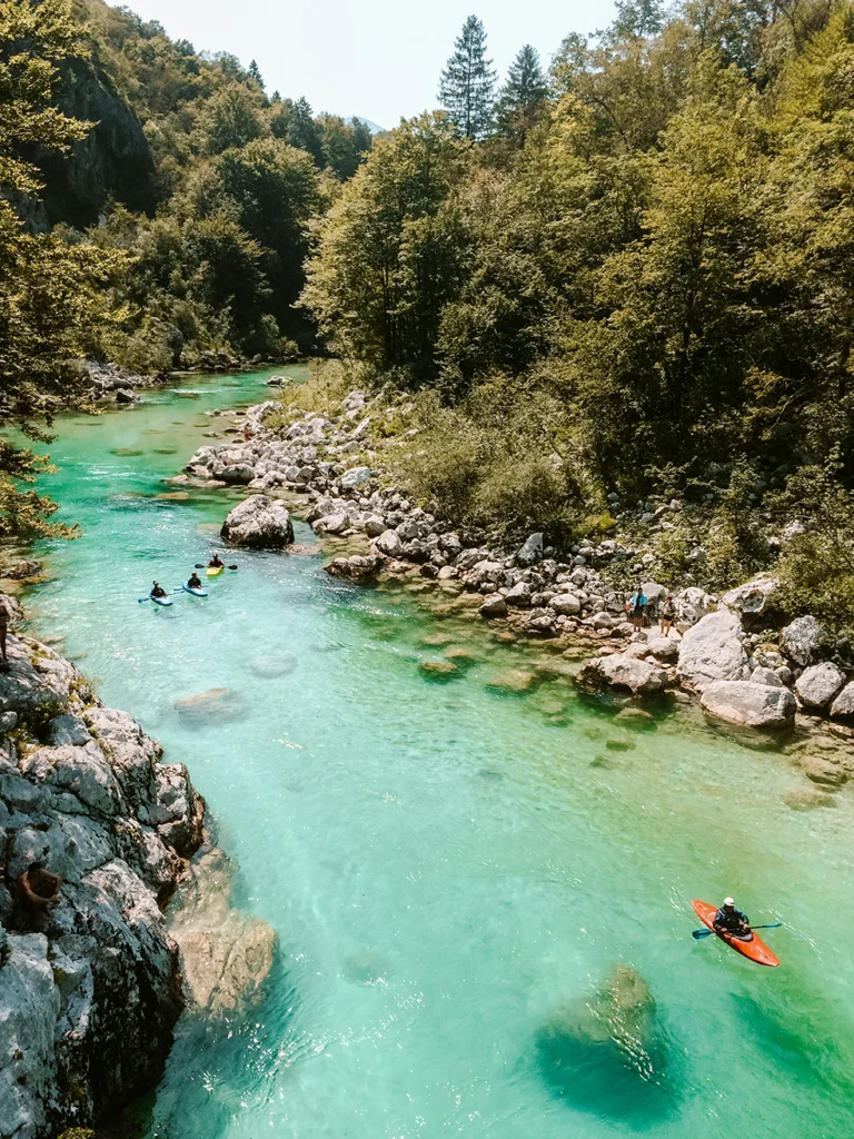 Kano's op de Soča-rivier 