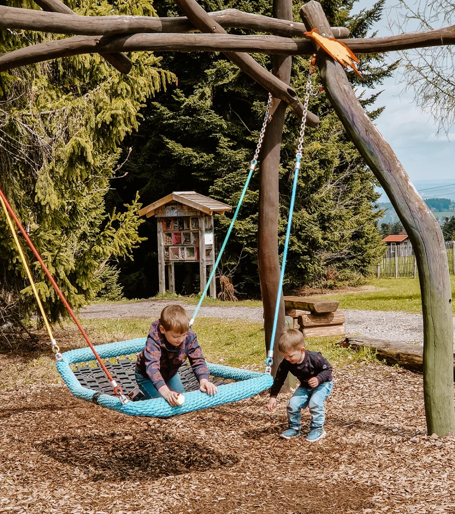 Speelelementen op het natuurbelevenispark bij Skywalk Allgäu Naturerlebnispark