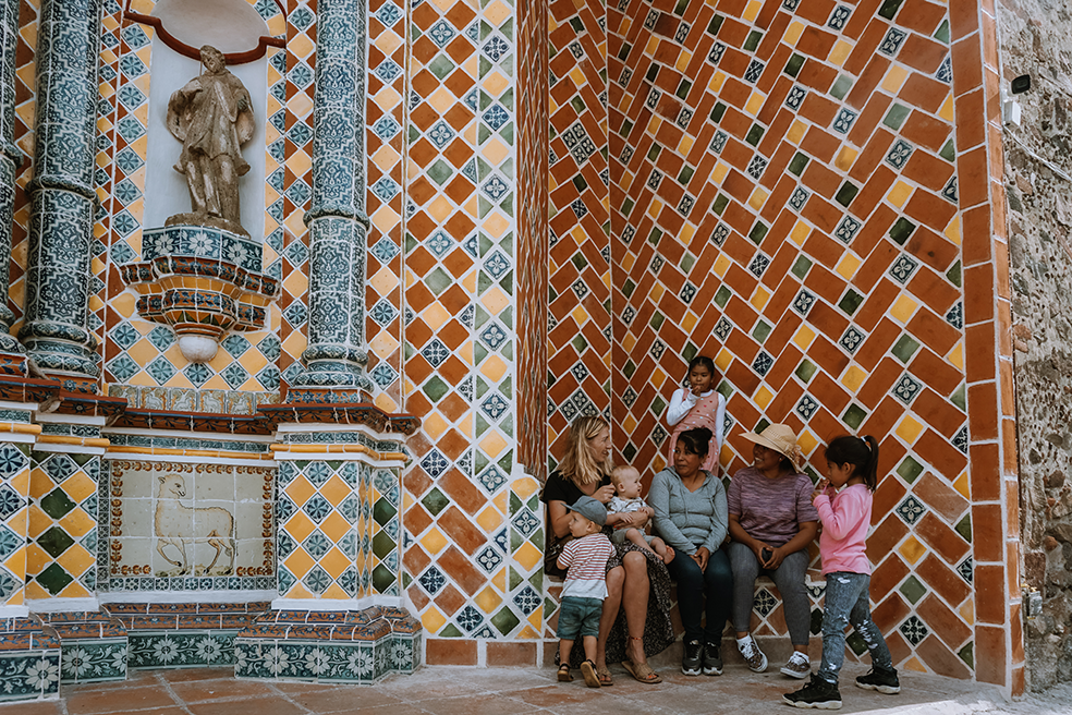 Kletsen met de locals bij de Cholula-kerk in Mexico