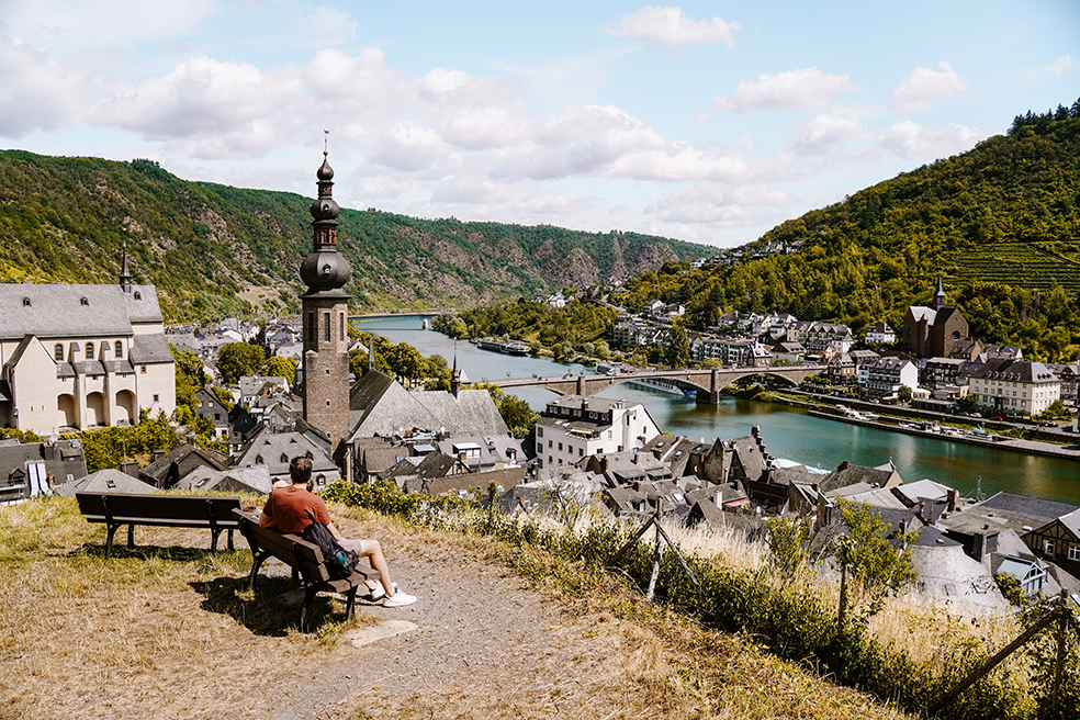 Uitkijkpunt in Cochem met zicht op de Moezel-rivier en het kasteel