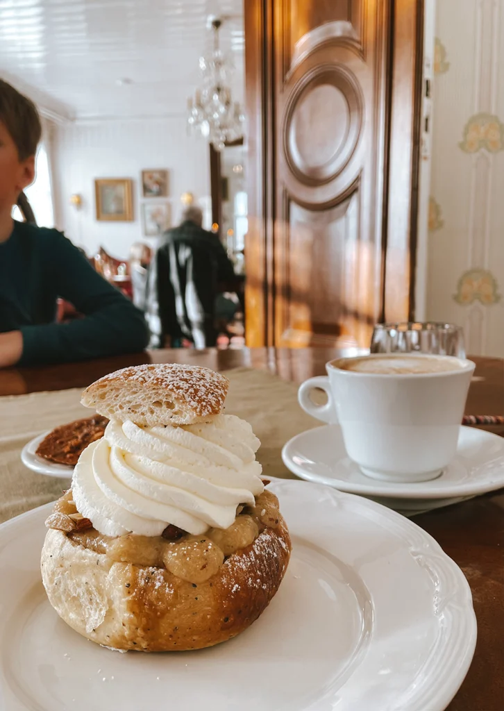 Fika bij Jannesgarden in Malung, Zweden