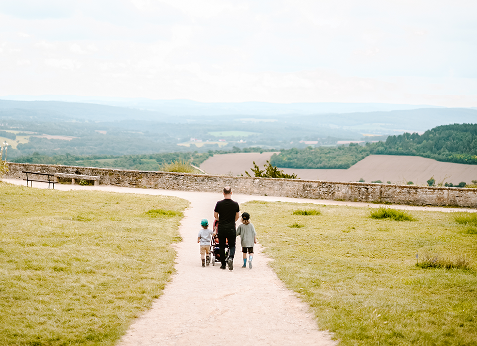 Wandelen langs de oude vestingsmuur in Vezelay