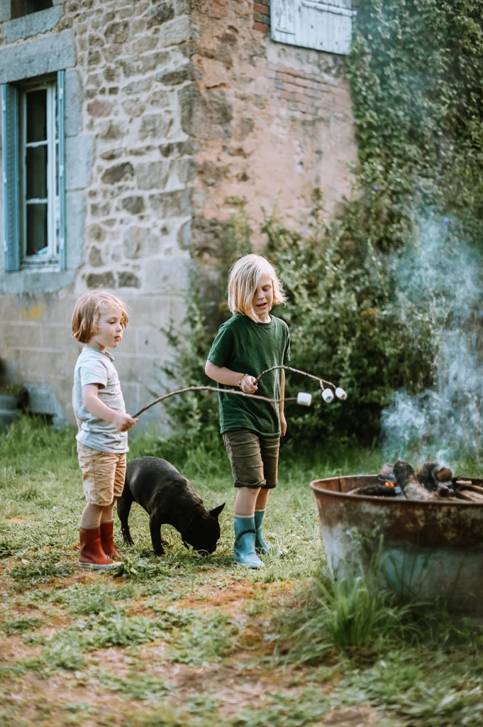 Marshmallows roosteren boven het vuur in de Morvan in Frankrijk