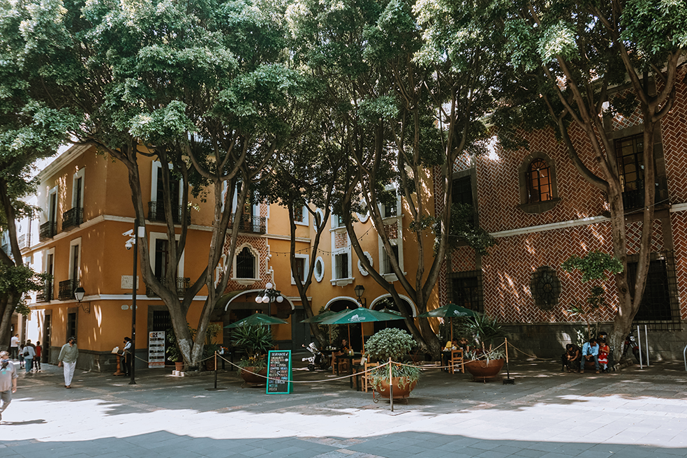 Gekleurde huizen en terrasje in Puebla