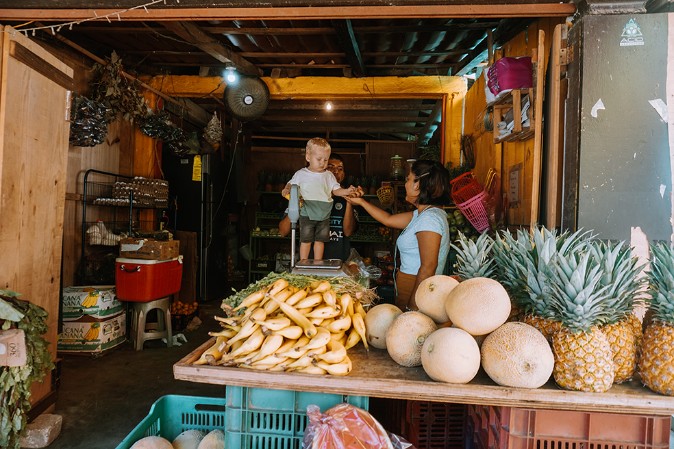 Fruit halen bij de fruitboek in Zipolite