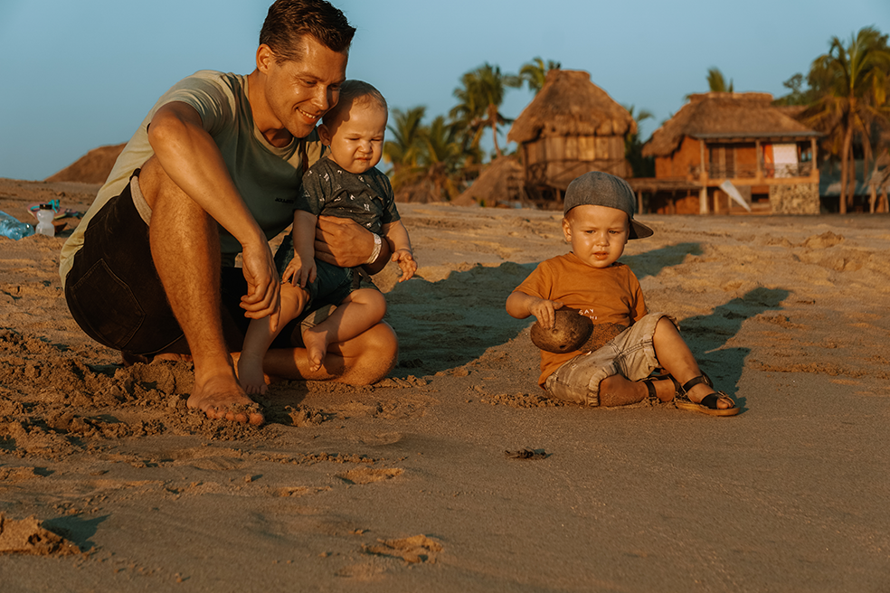 Schildpadjes lopen naar de zee op het strand van Zipolite