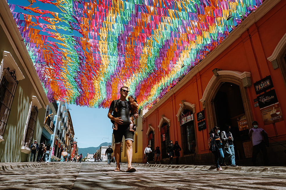 Straat met gekleurde vlaggetjes in Oaxaca, Mexico 