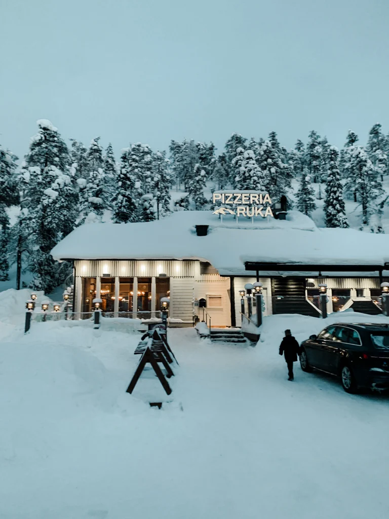 Pizza eten in Fins Lapland