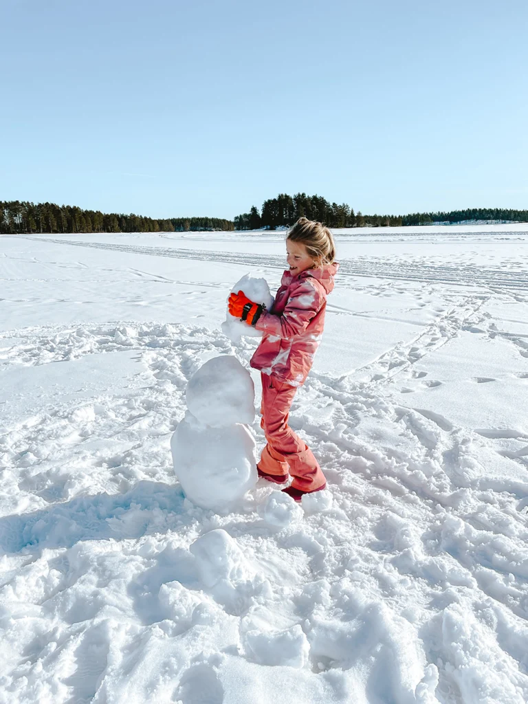 Sneeuwpoppen maken in Zweden in de winter
