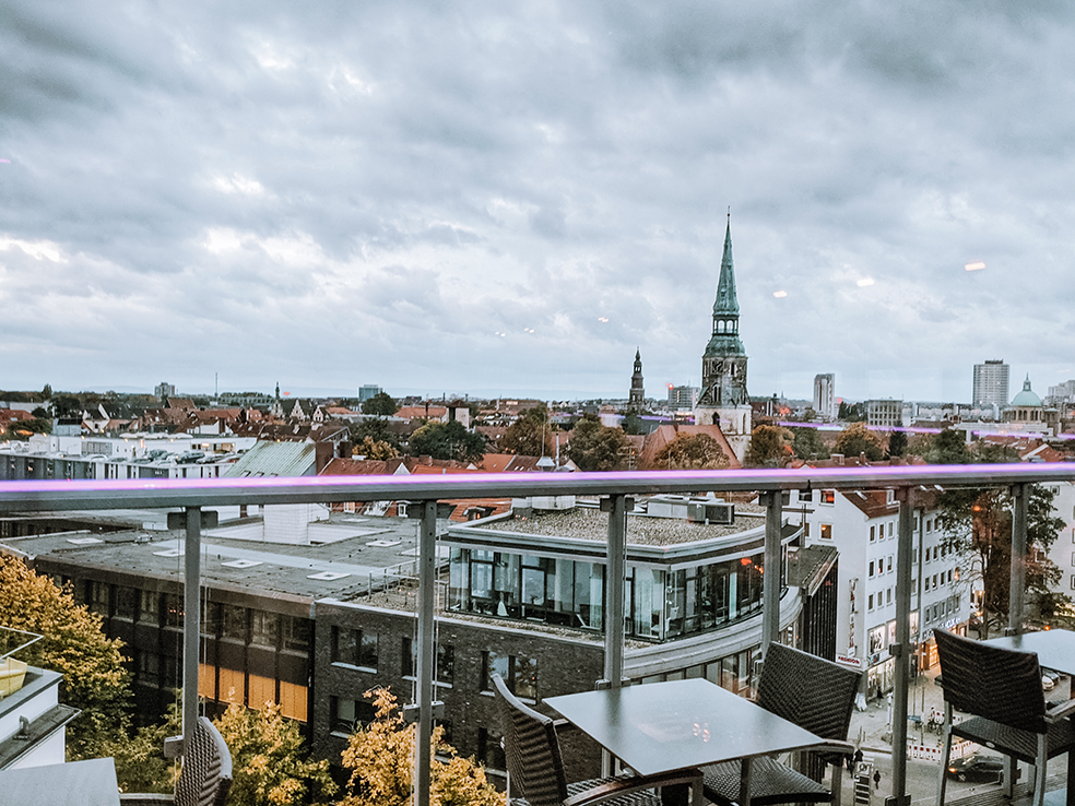 Uitzicht over de stad Hannover vanaf rooftopbar 6 Sinne
