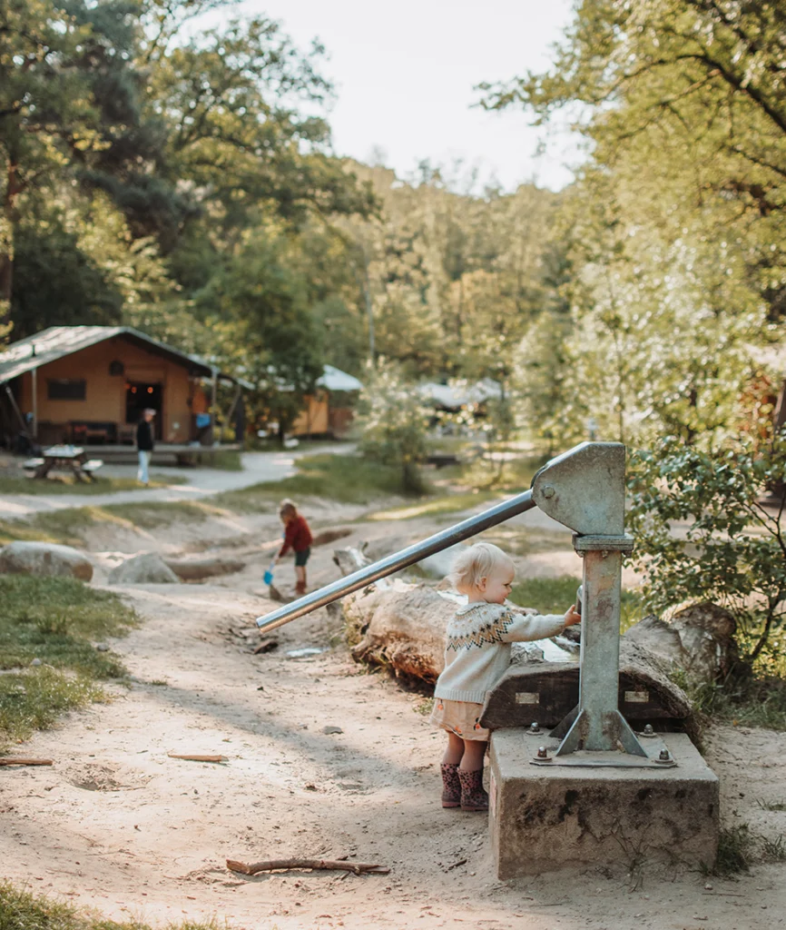 Waterpomp in de waterspeeltuin bij Buitenplaats Beekhuizen