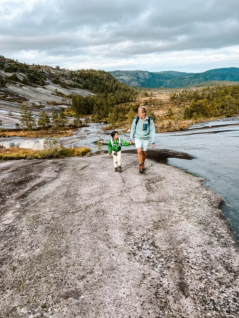 Wandelen van plaatsje Gautefall naar rotsgebied Himmelriket