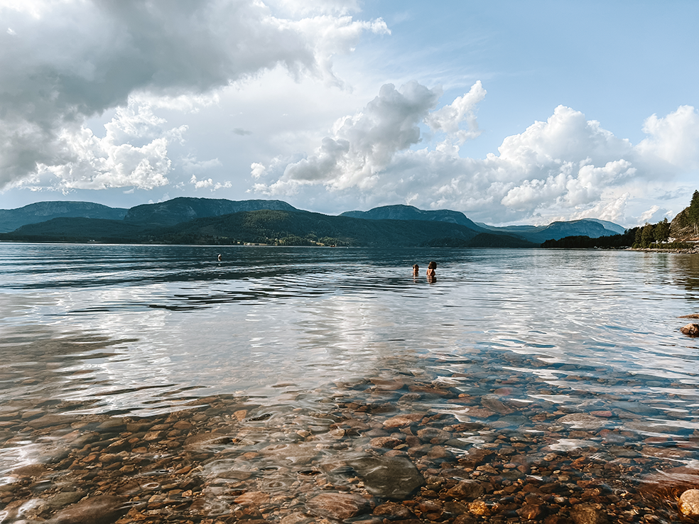 Zwemmen in het meer Nisser in Noorwegen