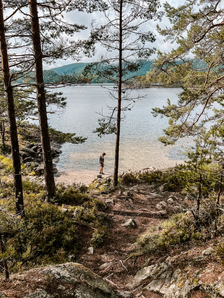 Wit zandstrandje omringd door rotsen op schiereiland Viktodden