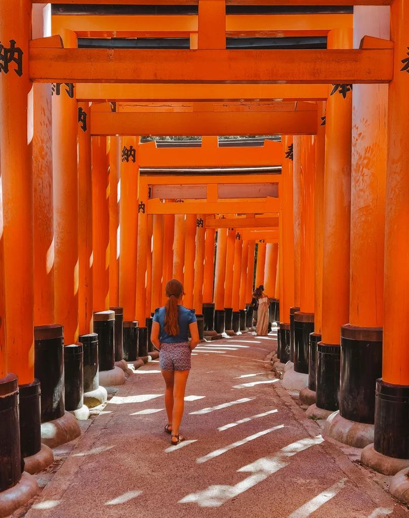 Wandelen door de rode tori-poorten van Fushimi Inari-taisha Shrine