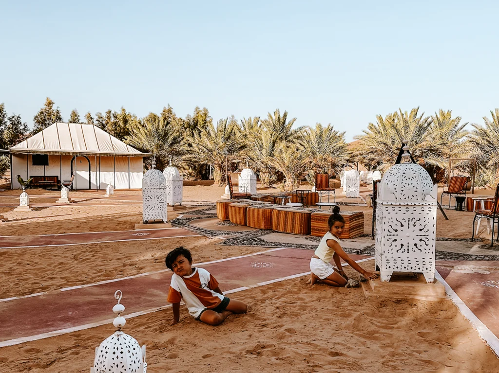 Marokko met kinderen - spelen in het tentenkamp in Merzouga 