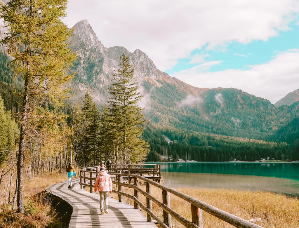 Het vlonderpad bij de Antholzer See