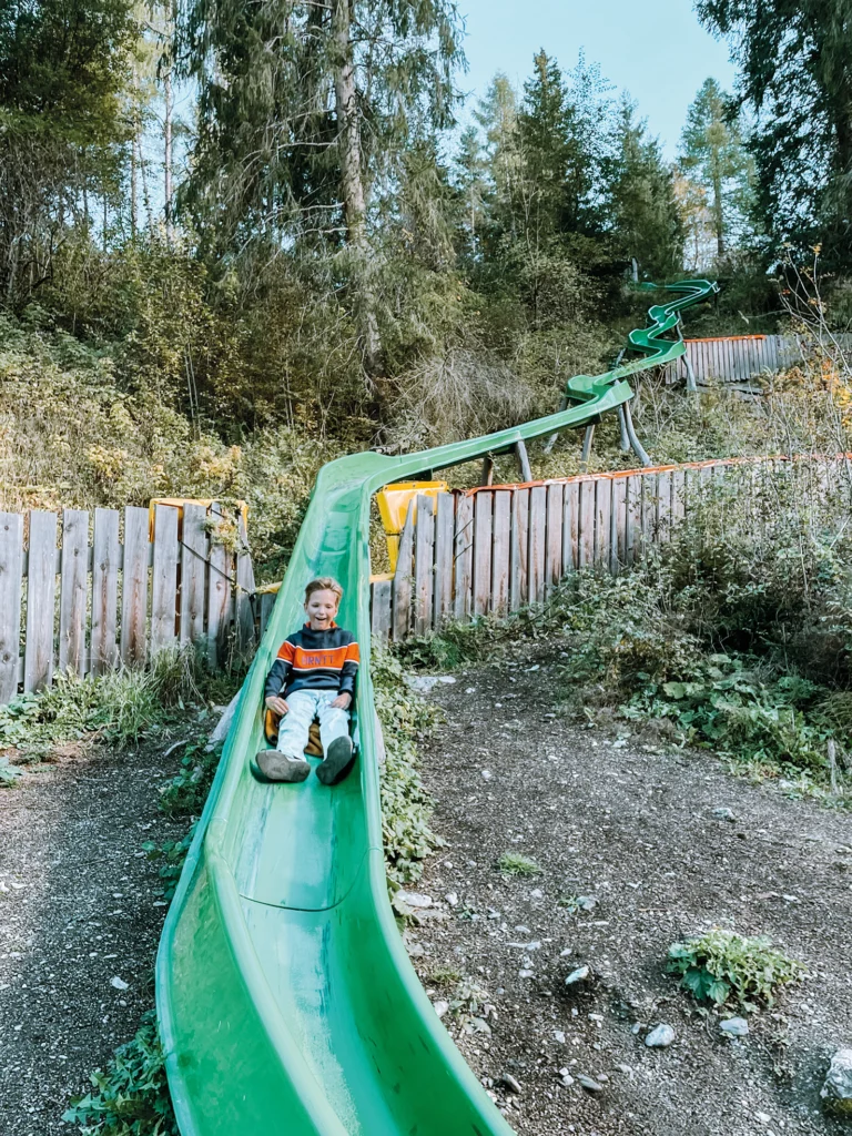 De lange glijbaan in natuurspeeltuin Mondo Bimbi