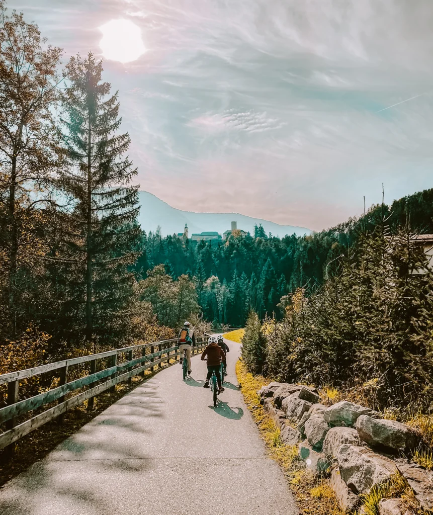 Fietsen in de Dolomieten, bergaf naar de stad Bruneck