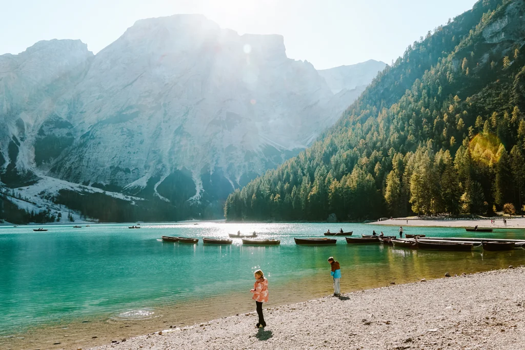 Lago di Braies in de herfst, Dolomieten met kinderen