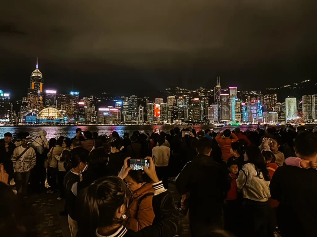 De verlichte skyline van Hong Kong