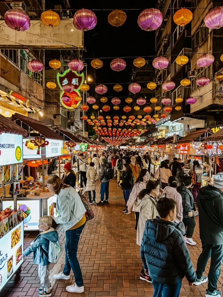Temple Street Night Market is een fijne plek om te eten met kinderen in Hong Kong