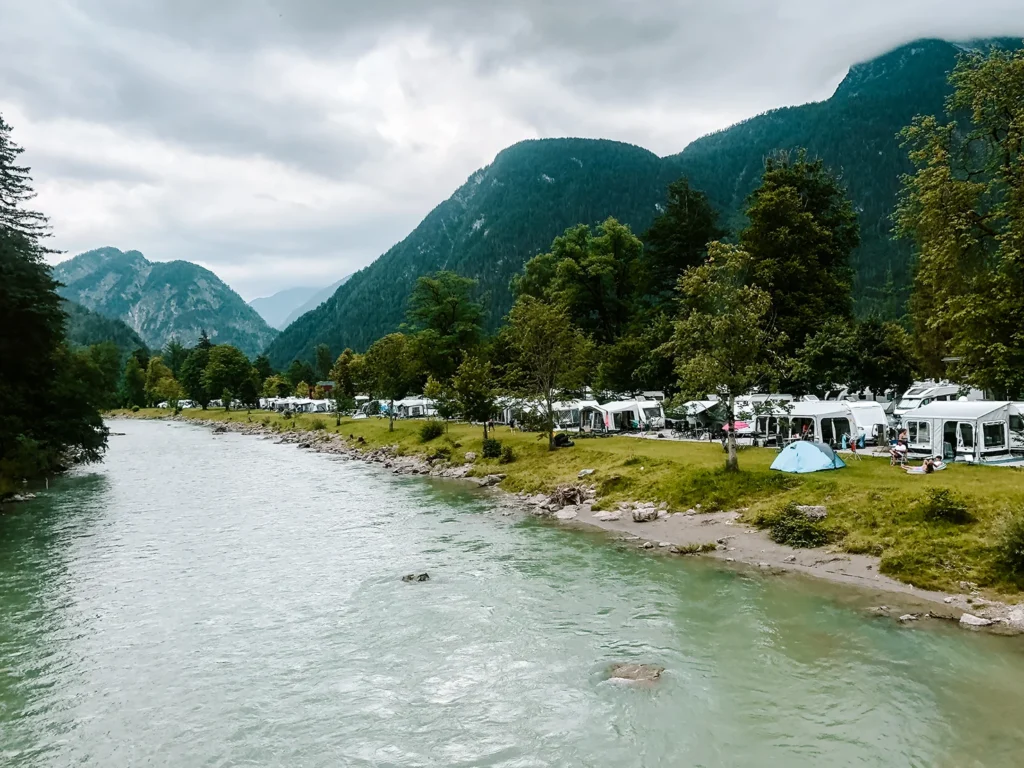 Camping Grubhof in Oostenrijk aan de rivier en omringd door bergen