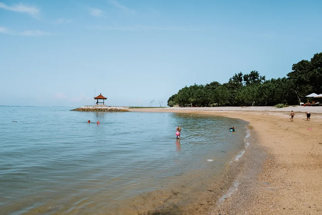 Het strand van Sanur is perfect voor jonge kinderen 
